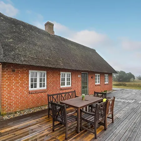 4 Bedroom Cozy In Fan Holiday home *
