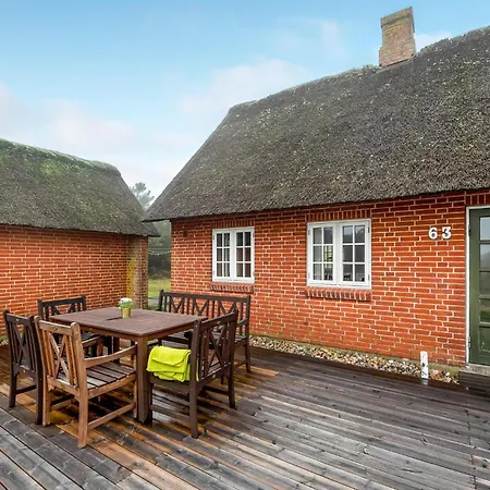 4 Bedroom Cozy In Fan Holiday home *